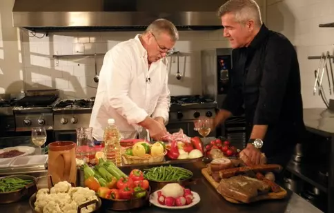 Dan Bittman degustă un iepure împănat, la „Politică şi delicateţuri”