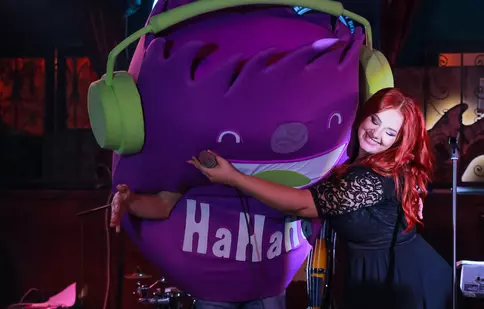 Feli Donose, de la „Vocea României”, a lansat single-ul „Cine te crezi?”