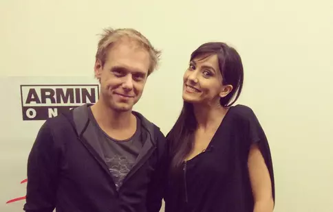 Alexandra Bădoi l-a întâmpinat pe Armin Van Buuren cu țuică