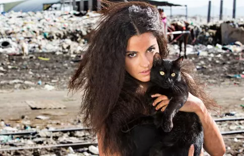 Maite Perroni, „regina gunoierilor” | Cum a fost la filmările „Singură pe lume”
