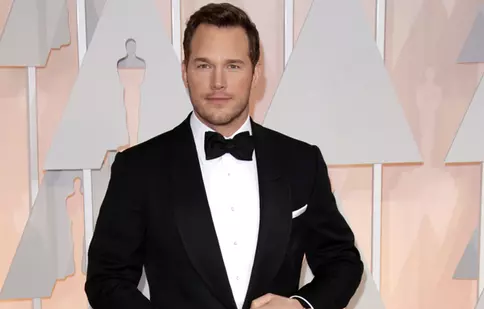 Chris Pratt, amuzat de o fotografie cu un copil dresor de dinozauri