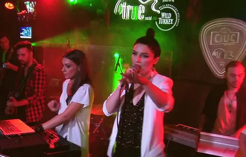 Soundland si Alexandra Ungureanu lansează o nouă variantă a piesei „Atât de uşor“