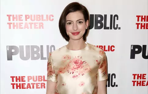 Anne Hathaway s-a fotografiat pe plajă. Cum arată vedeta însărcinată