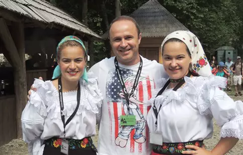 Grig Chiroiu, Pupăză de la „Trăsniții”, şi-a făcut poze cu ursul în vacanţă