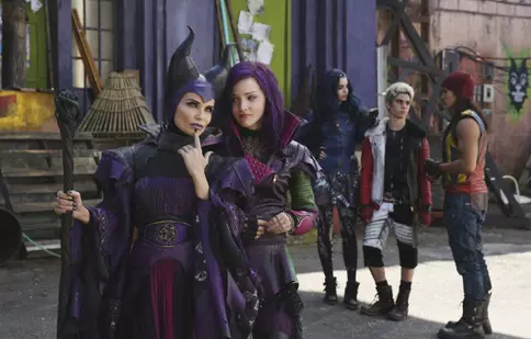 De vorbă cu Sofia Carson şi Booboo Stewart din filmul Disney „Descendenţii”