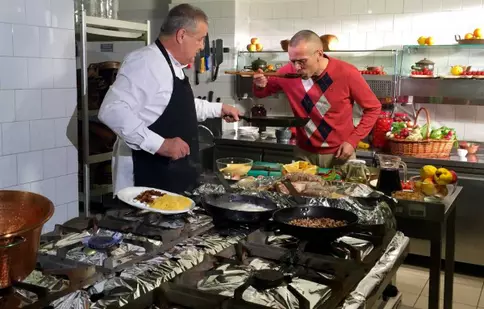 „Tort ca-n Afganistan” pentru Adelin Petrişor, la “Politică şi delicateţuri”
