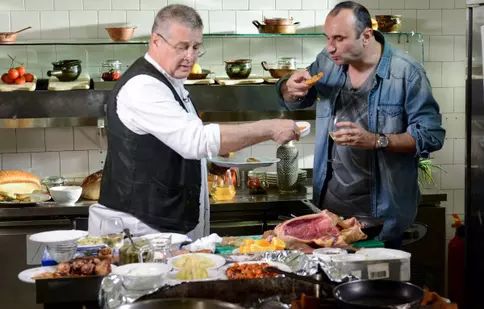 Colţunaşi cu... poezie, la „Politică şi delicateţuri”