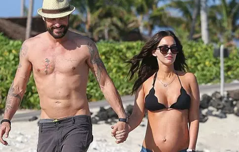 Megan Fox şi-a etalat burtica la plajă