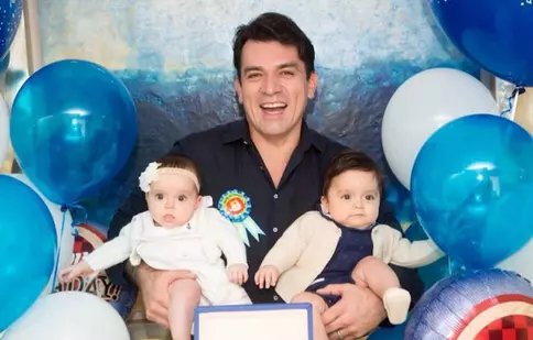 Jorge Salinas, prima zi de naştere în compania gemenilor săi