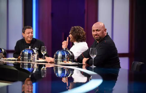Un bucătar instruit la școala lui Gordon Ramsay vine, diseară, la „Chefi la cuțite”
