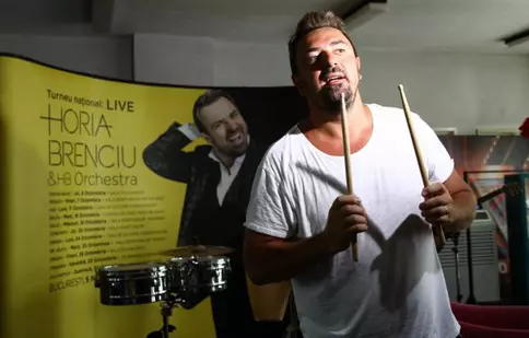 FOTO| Cum se relaxează Horia Brenciu în pauzele de la filmările pentru „X Factor”