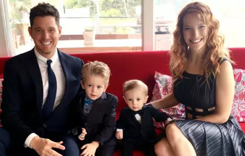 Fiul de trei ani al cântărețului Michael Buble a început chimioterapia. Ce șanse îi dau doctorii