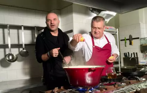 FOTO. Dan Capatos, invitatul lui Dinescu la „Politică şi delicateţuri” de pe TVR 1