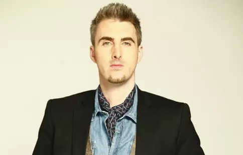 Duminică, Ernest se întoarce cu un nou sezon al emisiunii “Ochii din umbră”