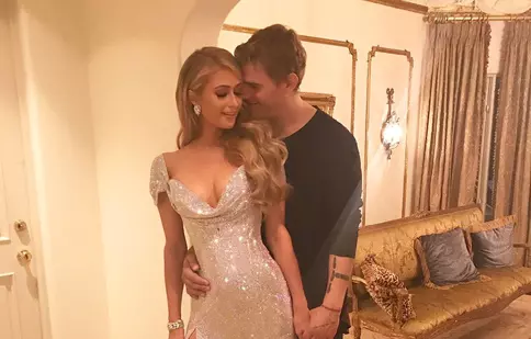 Paris Hilton s-a cuplat cu actorul Chris Zylka („Cei rămaşi”)