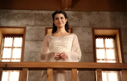 Beren Saat explică de ce nu mai acceptă roluri în seriale. Ce se ocupă acum celebra acriță