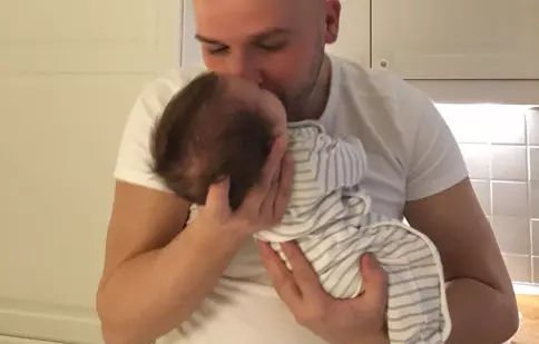 Andrei Ștefănescu s-a obișnuit cu postura de tătic: schimbă scutece, dar cu o condiție!