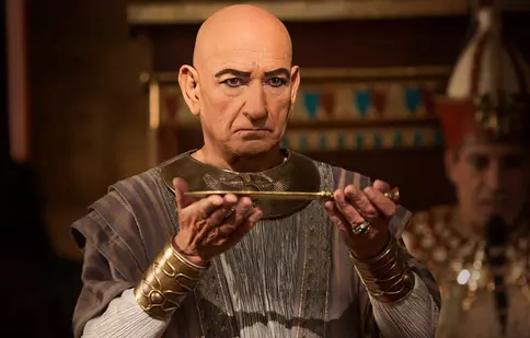 Ben Kingsley vine astăzi la Filmcafe, în miniseria „Tânărul faraon”
