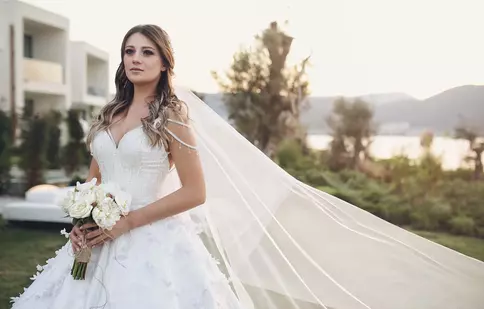 FOTO. Gizem Karaca („Dragoste infinită”) a avut o nuntă ca-n poveşti