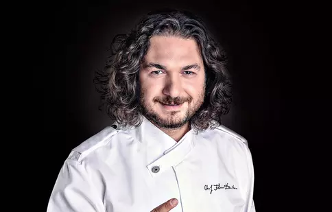 Florin Dumitrescu transformă celebra sa plăcintă de berbecuț într-un burger gourmet
