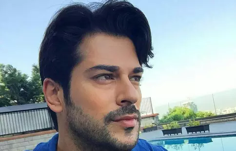 Foto: Burak Özçivit, aşa cum nu l-aţi mai văzut într-un film