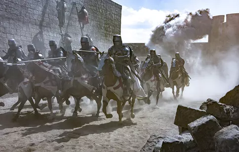 După „Vikingii”, vin Cavalerii Templieri. History a făcut „Knightfall”