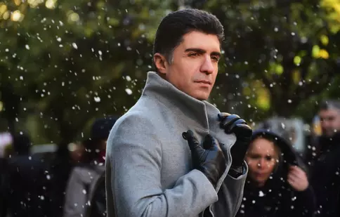 Kanal D o exilează pe Kosem și anunță cel mai nou serial al lui Ozcan Deniz