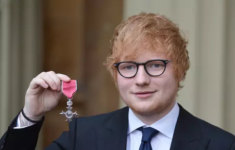 Ed Sheeran a fost premiat de prințul Charles la Palatul Buckingham