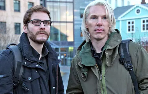 Recomandarea TVmania pentru seara de luni, 8 ianuarie: „WikiLeaks: A cincea putere în stat” cu Benedict Cumberbatch și Daniel Brühl