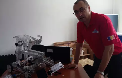 Jumatate dintre elevii echipei „Robotica CNRG” din Slatina care vin în București la marea finală FIRST Tech Challenge sunt olimpici la diverse materii