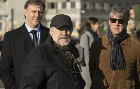 INTERVIU. Jesse Armstrong ne-a vorbit despre „lumea dură, populată de bărbați care se poartă ca Trump” din „Succesiunea”