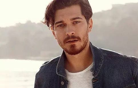 FOTO. Çagatay Ulusoy se bucură de vacanță până să înceapă filmările la sezonul 2 din „The Protector”