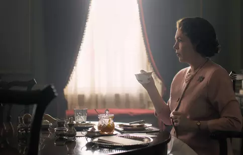 GALERIE FOTO. Cum arată Olivia Colman, Helena Bonham Carter și Ben Daniels în următorul sezon „The Crown”