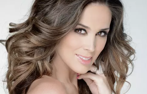 Jacqueline Bracamontes este însărcinată cu gemeni