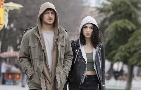 FOTO. „Protectorul Istanbulului”, cu Çağatay Ulusoy și Ayça Ayşin Turan, are premiera la Netflix pe 14 decembrie