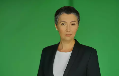 Elenei Vijulie îi aranjează bradul de Crăciun motanul Muţu, care „are păreri proprii despre locul globurilor”