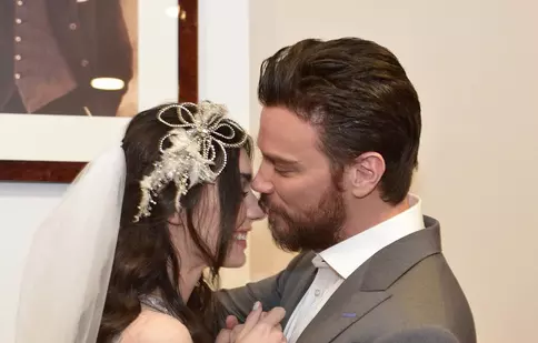 Burcu Kıratlı s-a căsătorit cu alesul inimii ei, Sinan Akçıl