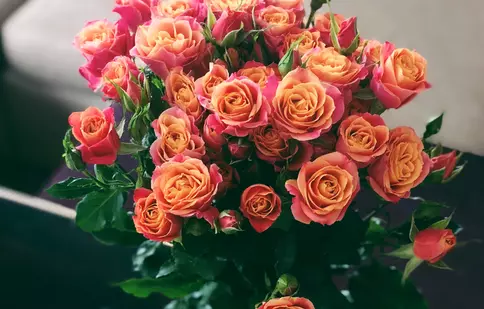 (P) Vrei sa trimiti flori anonim? Apeleaza la serviciul de livrare flori in Bucuresti!