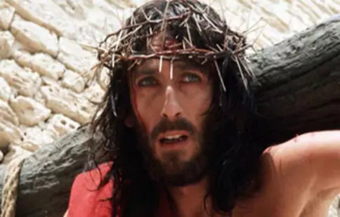 FOTO. Cum arată Robert Powell, actorul care l-a jucat pe Iisus din Nazaret, la 74 de ani