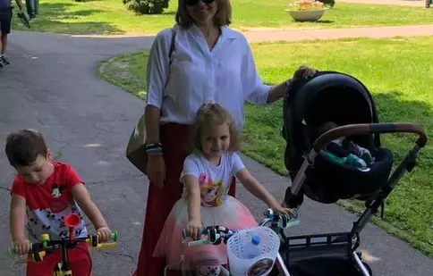 FOTO. Mirela Vaida a ieșit la plimbare, în formulă completă. Cum se descurcă vedeta cu trei copii