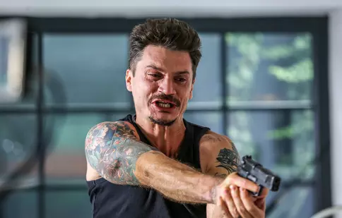Leo are din ce în ce mai des viziuni cu Adrian, care îl întreabă: De ce m-ai omorât, de ce?!”