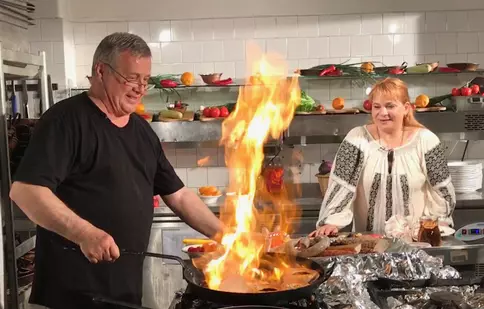Ancăi Sigartău nu-i place să gătească, dar îl ajută pe Dinescu la bucătărie. Numai la „Politică şi delicateţuri”