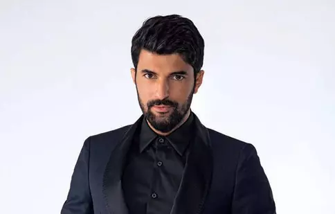 Engin Akyürek din „Dragoste de contrabandă” va juca într-un nou serial