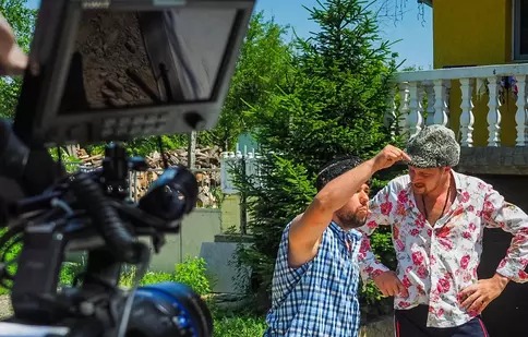 Kanal D a anunțat numele serialului de comedie care va fi difuzat din toamnă. Primele imagini de la filmări