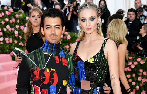 Sophie Turner și Joe Jonas s-au căsătorit în Paris, într-un cadru emoționant