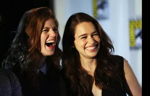 Emilia Clarke și Rose Leslie, „jefuite” în timpul vacanței în India