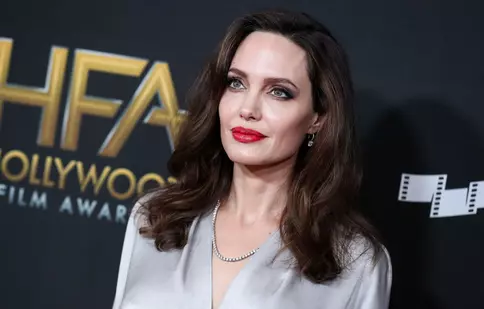 Angelina Jolie „s-a simțit obligată” să se mărite cu Brad Pitt și nu mai vrea să se căsătorească vreodată