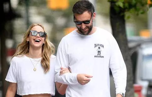 FOTO. Actrița Jennifer Lawrence s-a căsătorit