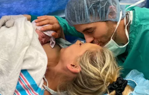 Primele imagini cu fetița nou-născută a cuplului Enrique Iglesias și Anna Kournikova