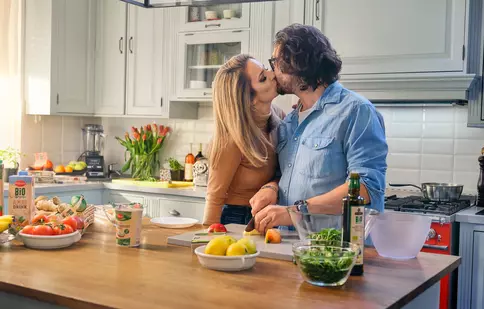 Chef Florin Dumitrescu și Cristina, soția sa, pentru prima oară protagoniști ai unui serial online filmat chiar la ei acasă
